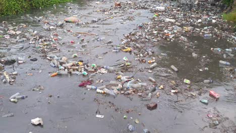 Verschmutzter-Fluss-Voller-Schwimmendem-Plastik-Und-Müll,-Umweltkatastrophe-Von-Meer-Und-Flüssen,-Nach-Heftigen-Regenfällen-In-Der-Hauptstadt-Dili,-Timor-Leste,-Südostasien