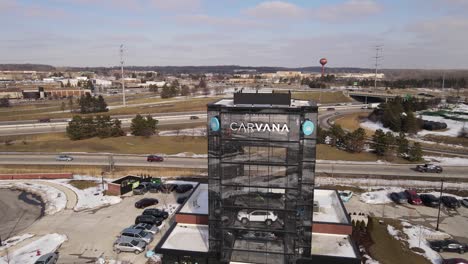 Verkaufsgebäude-Von-Carvana-Mit-Sichtbaren-Autos-Im-Inneren,-Luftdrohnenansicht
