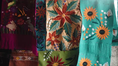 Typische-Handgewebte-Tzotzil-Textilien-Im-Maya-Dorf-In-Zinacantan,-Chiapas,-Mexiko
