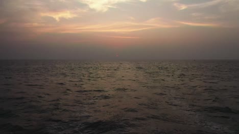 Filmaufnahme-Eines-Rettungsschwimmers-Im-Meer-Vor-Einer-Großen-Welle-Auf-Der-Suche-Nach-Surfern,-Filmaufnahme-Des-Ozeans-Und-Des-Sonnenuntergangs