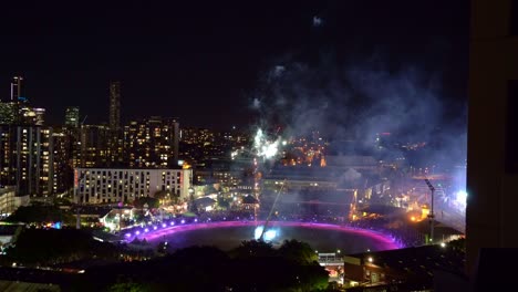 Espectáculo-De-Ekka-Royal-Queensland,-Impresionantes-Fuegos-Artificiales-En-Uno-De-Los-Ekkanites-En-El-Recinto-Ferial-De-Rna,-Bowen-Hills