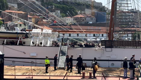 Plano-Amplio-En-Cámara-Lenta-De-Los-Capitanes-Del-Buque-Escuela-De-Vela-Nrp-Sagres-Saliendo-Del-Barco-En-El-Puerto-De-Oporto-En-Mayo-De-2023