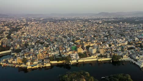 Luftaufnahme-Von-Udaipur,-In-Der-Die-Morgendämmerung-Im-Gange-Ist