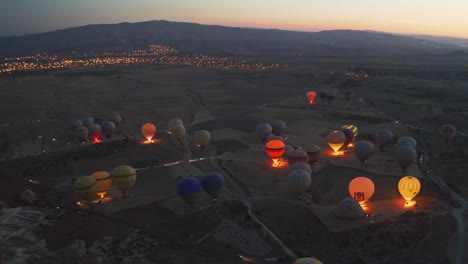 Toma-Establecida-En-La-Que-Un-Gran-Número-De-Globos-Aerostáticos-Vuelan-Sobre-Un-Valle-En-Capadocia,-Turquía,-Con-Pasajeros-Disfrutando-De-La-Diversión,-El-Festival-De-Globos-De-Goreme.