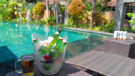 Aleje-El-Cubo-De-Cerveza-Helada-Bali-Bintang-En-La-Villa-Con-Piscina-Y-Vista-A-La-Jungla-En-Ubud