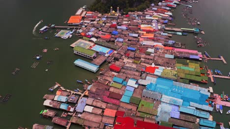 Luftaufnahme-Des-Schwimmenden-Dorfes-Panyee,-Auf-Dem-Das-Ganze-Im-Wasser-Schwimmende-Dorf-Zu-Sehen-Ist.-Farbenfroh,-Auf-Dem-Die-Sonnenkollektoren-Des-Sportplatzes-Zu-Sehen-Sind.-Farbenfrohe,-Farbenfrohe-Häuser