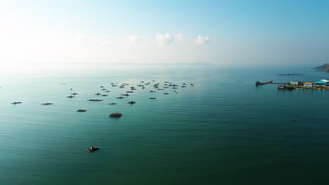 Luftaufnahmen-Eines-Traditionellen-Indonesischen-Fischerbootes-Aus-Holz-Im-Offenen-Meerwasser-Mit-Goldenem-Stundenlicht-Auf-Der-Insel-Lombok