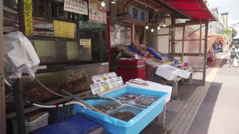 Vista-De-Cangrejos-Vivos-Y-Almejas-Frescas-A-La-Venta-En-El-Mercado-Matutino-De-Hakodate-Asaichi.