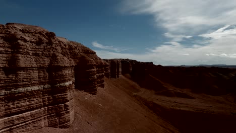 Fliegende-Lange-Rote-Sandsteinklippen-Eines-Riesigen-Wüstenhügels---Luftaufnahmen