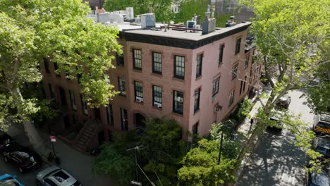 Aerial-view-rising-in-front-of-a-brownstone-house,-in-Brooklyn-Heights,-NY,-USA