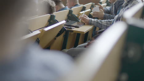 Menschen-Sitzen-In-Einem-Hörsaal