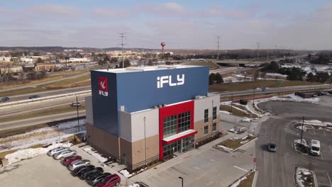 Ifly-Indoor-Fallschirmspringeranlage,-Außenansicht-Des-Gebäudes-In-Michigan,-Luftdrohnenansicht