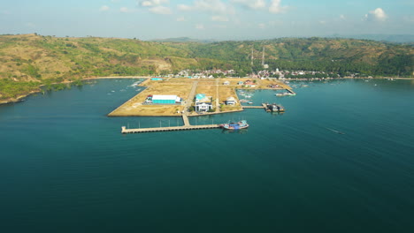 Panorama-Luftaufnahme-Des-Fischerhafens-Und-Des-Bootes-In-Der-Awang-Bucht,-Mertak,-Zentral-Lombok,-Indonesien