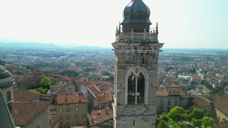 Grupo-De-Campanarios-Bergamo-Alta-Cerrar