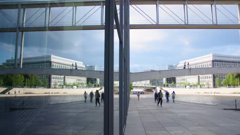 Moderne-Architektur-In-Berlin-Mit-Spiegelung-Der-Brücke-Im-Fenster