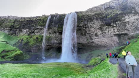Island-–-Fangen-Sie-Den-Faszinierenden-Tanz-Von-Licht-Und-Wasser-Am-Seljalandsfoss-Ein,-Einem-Wasserfall,-Der-Unter-Der-Isländischen-Sonne-Schimmert