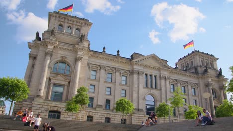 Histórico-Edificio-Del-Reichstag-Alemán-En-Berlín-Bajo-Un-Cielo-Azul-En-Verano