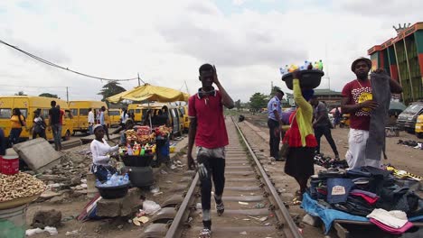 Outdoor-market-along-railway-in-Lagos,-Nigeria