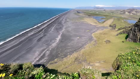 Islandia:-Sea-Testigo-De-La-Convergencia-De-La-Tierra,-El-Mar-Y-El-Cielo-En-Dyrhólaey,-Un-Lugar-Donde-La-Naturaleza-Pinta-Una-Obra-Maestra-En-Constante-Cambio