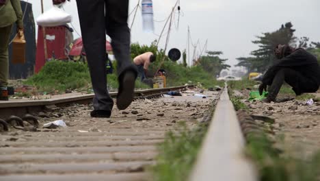 Obdachlose-Schlafen-Entlang-Der-Eisenbahn.-Lagos,-Nigeria