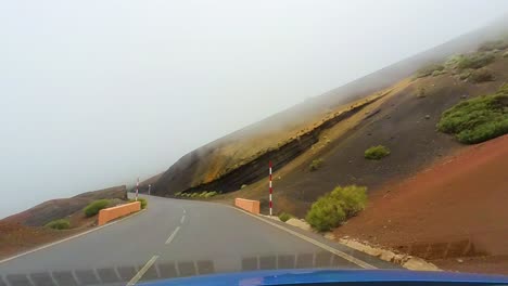 Fahrer-Pov-Auf-Einer-Leeren-Bergstraße-Im-Nebel,-Teide-Nationalpark,-Kanarische-Inseln,-Teneriffa,-Spanien