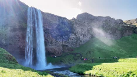 Island-–-Erleben-Sie-Die-Schönheit-Islands-Am-Seljalandsfoss,-Einem-Wasserfall,-Der-Die-Naturwunder-Des-Landes-Verkörpert