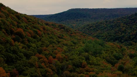 Beautiful-aerial-drone-video-footage-of-the-Appalachian-Mountains-in-the-USA-during-fall,-at-sunset