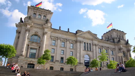 Reveal-Shot-of-German-Reichstag-Building-in-Berlin-with-People-In-Summer
