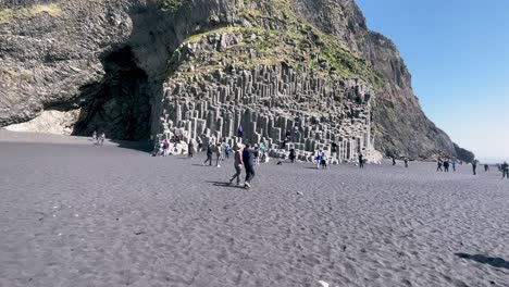 Islands-Reynisfjara-Strand-–-Erkunden-Sie-Die-Mystik-Des-Schwarzen-Sandstrandes-Islands,-Wo-Dunkler-Sand-Auf-Den-Tosenden-Atlantik-Trifft