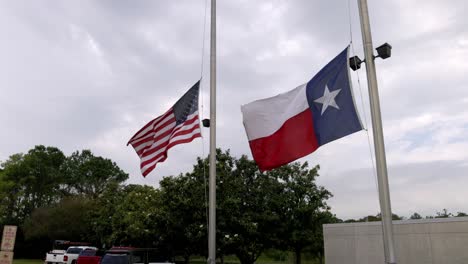 Bandera-Americana-Y-Bandera-Del-Estado-De-Texas-Ondeando-En-El-Viento-En-Houston,-Texas