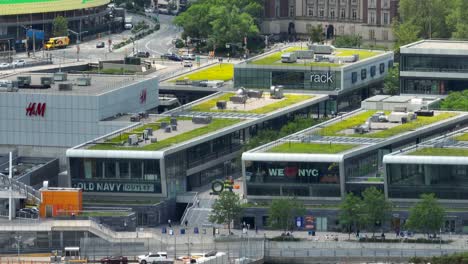 Vuelo-Aéreo-Que-Muestra-El-Antiguo-Centro-Comercial-De-La-Marina-Con-Tiendas-Famosas-Y-Un-Tejado-Cuidado-Con-Hierba-En-Crecimiento---Staten-Island,-Nueva-York---Lente-De-Zoom