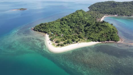 Una-Prístina-Isla-Paradisíaca-Local,-Donde-Las-Brillantes-Playas-De-Arena-Blanca-Se-Encuentran-Con-Aguas-Cristalinas-De-Color-Turquesa