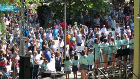 Gottesdienst-In-Einem-Gemeindepark,-Kinderchor-Tritt-An-Einem-Wunderschönen-Sommertag-Vor-Gemeindemitgliedern-Auf