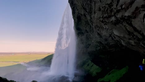 Islandia:-Sumérgete-En-La-Asombrosa-Belleza-De-Seljalandsfoss,-Una-Cascada-Detrás-De-La-Que-Puedes-Caminar-Para-Disfrutar-De-Una-Perspectiva-única