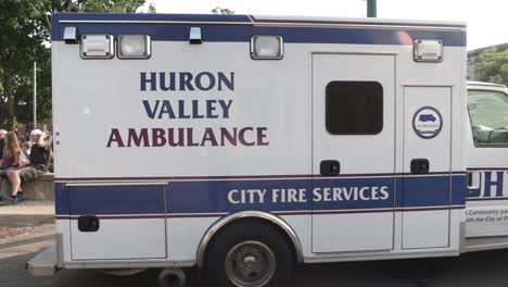 Huron-Valley-Krankenwagen-Geparkt-In-Plymouth,-Michigan,-Mit-Kardanischem-Videoschwenk-Von-Links-Nach-Rechts