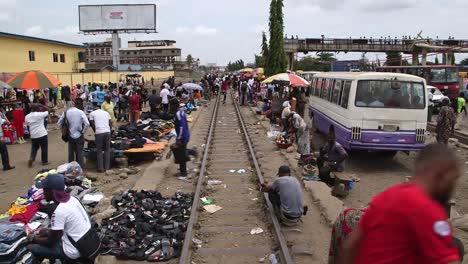 Weitwinkelmarkt-Entlang-Der-Eisenbahn-In-Lagos,-Nigeria