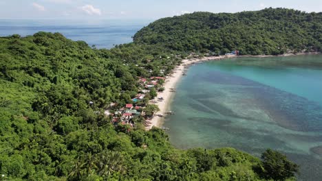 Erleben-Sie-Die-Bezaubernde-Schönheit-Einer-Insel-Auf-Den-Philippinen-In-Roxas-City,-Capiz,-Wo-üppiges-Grün-Auf-Unberührte-Strände-Trifft