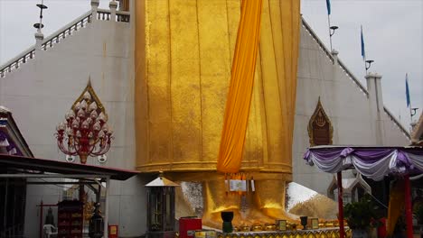 Big-standing,-golden-buddha-statue-Bangkok,-Thailand