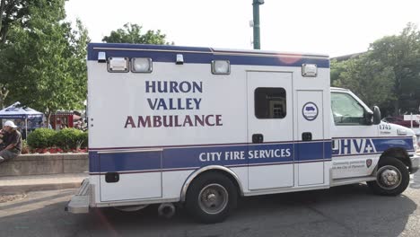 Huron-Valley-Krankenwagen-Geparkt-In-Plymouth,-Michigan,-Mit-Gimbal-Video,-Der-Vorwärts-Läuft