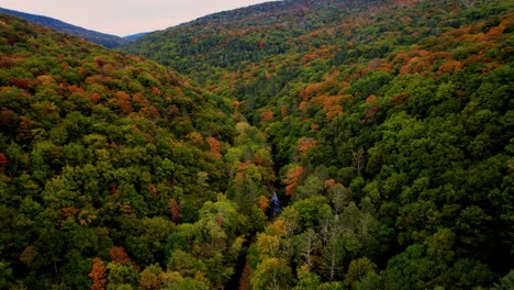 Beautiful-aerial-drone-video-footage-of-the-Appalachian-Mountains-in-the-USA-during-fall