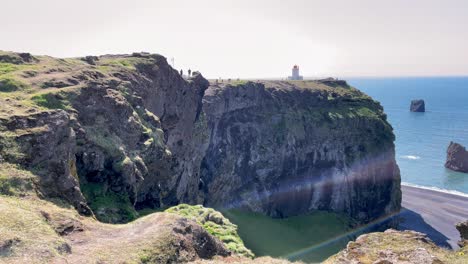 Islandia:-Capture-La-Espectacular-Belleza-De-Dyrhólaey,-Donde-Imponentes-Acantilados-Se-Encuentran-Con-Las-Salvajes-Olas-Del-Atlántico-Norte