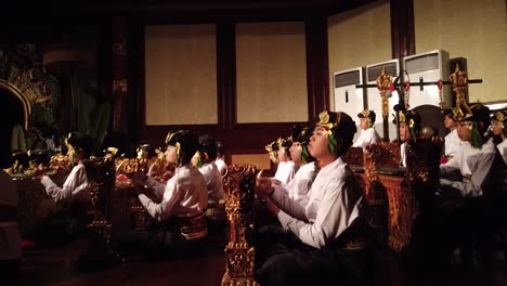 Kinder-Spielen-Gamelan-Musik,-Traditionelles-Gamelan-Aus-Indonesien,-Kunst,-Kultur,-Bühne,-Bali,-Religiöses-Tempelorchester