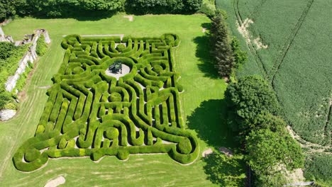 Drohnenaufnahme-Des-Labyrinths-In-Dunbrody-Abbey-Wexford,-Irland,-Eine-Top-Touristenattraktion-Im-Alten-Osten-Irlands-An-Einem-Warmen-Sommertag