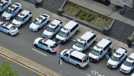 Toma-Aérea-De-Arriba-Hacia-Abajo-De-Autos-De-Policía-De-Nueva-York-Estacionados-En-Una-Estación-De-Policía-En-Staten-Island,-Nueva-York