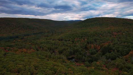 Beautiful-aerial-drone-video-footage-of-the-Appalachian-Mountains-in-the-USA-during-fall-at-sunset