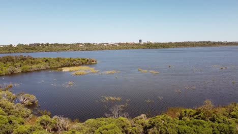 Das-Blaue-Wasser-Und-Die-Umliegende-Vegetation-Des-Lake-Joondalup-In-Australien