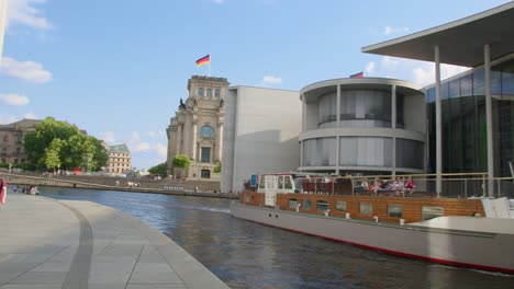 Idyllic-Berlin-Scenery-at-Spree-River-in-Modern-Government-District