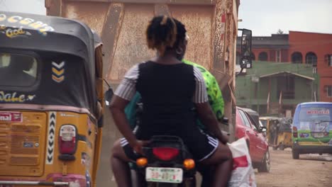 Verkehr-Auf-Einer-Staubigen-Straße-In-Lagos,-Nigeria