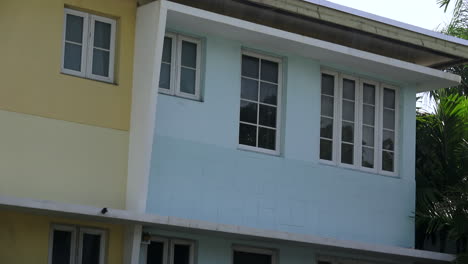 Día-Exterior-Edificio-De-Apartamentos-Verano-O-Primavera-Color-Azul