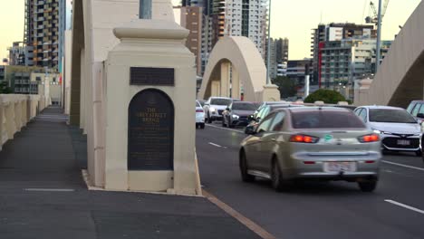 Verkehr-Zur-Hauptverkehrszeit-Auf-Der-William-Jolly-Bridge,-Einer-Denkmalgeschützten-Straßenbrücke-über-Den-Brisbane-River-Zwischen-North-Quay-Im-Zentralen-Geschäftsviertel-Von-Brisbane-Und-Gray-Street-Im-Süden-Von-Brisbane